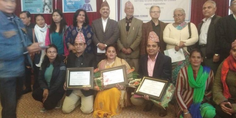 अभियन्ता तिवारी बेष्ट आरटीआई एक्टीभिस्ट आवार्डबाट सम्मानित