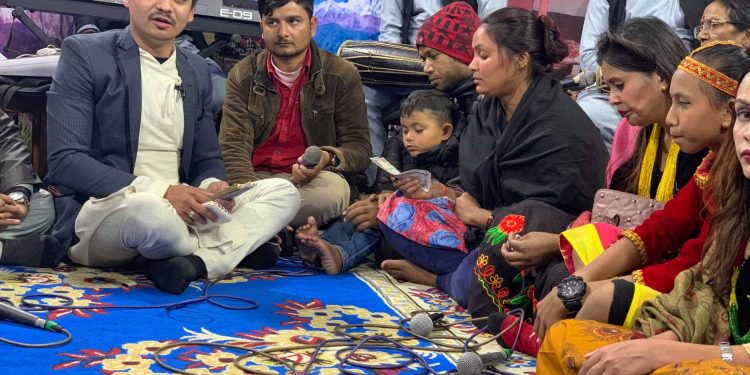 गायक अर्जुन खड्काले सन्चालन गर्ने ‘रोधि’द्धारा मिर्गोला पिडित दर्जिलाई आर्थिक सहयोग