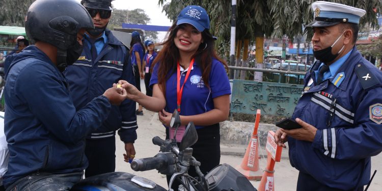 ट्राफिक नियम मिच्नेलाई सुन्दरीले दिईन चकलेट