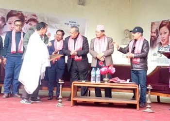 रिक्सा चालकलाई ‘धुलो’ को सम्मान, ज्याकेट र छात्रबृत्ति