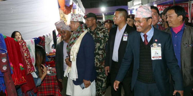औद्योगिक व्यापारमेलामा औद्योगिक स्टलहरुसंगै कलाकारहरु कोप्रस्तुति, मेलामा मुख्य मन्त्री शेरधन राई द्वारा अवलोकन
