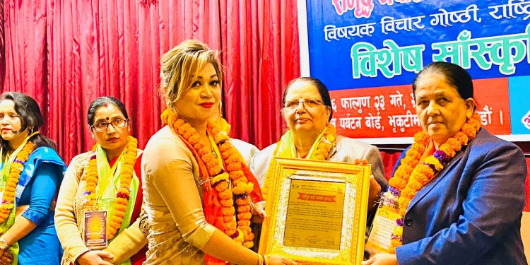“राष्ट्रिय नारि सम्मान-२०७६” द्वारा बरिष्ट सौन्दर्यबिद रश्मिला श्रेष्ठ सम्मानित