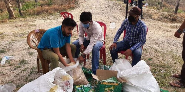 राहत बितरन गर्दै  मानखोलामा सकृय सहयोगी युवाहरु