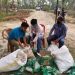 राहत बितरन गर्दै  मानखोलामा सकृय सहयोगी युवाहरु