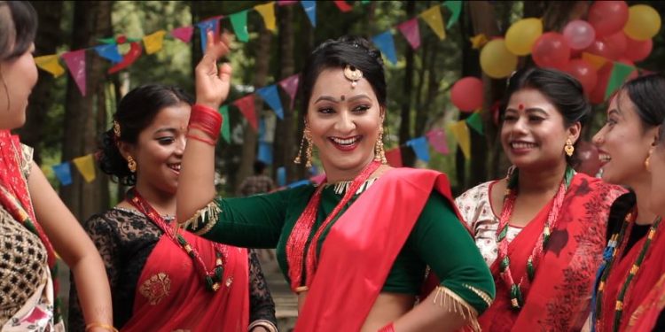 आयो सँचारकर्मी गायिका सरिताको रातो सारी लरक्कै…