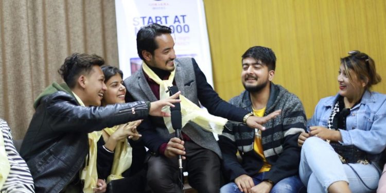 यी ९ टिकटकरहरुले अन्तरबार्तामै खोले एकअर्काको पोल (भिडियो)