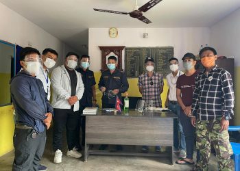 यूवा संघद्वारा सुरक्षार्मीलाई माक्स तथा सेनिटाइजर वितरण
