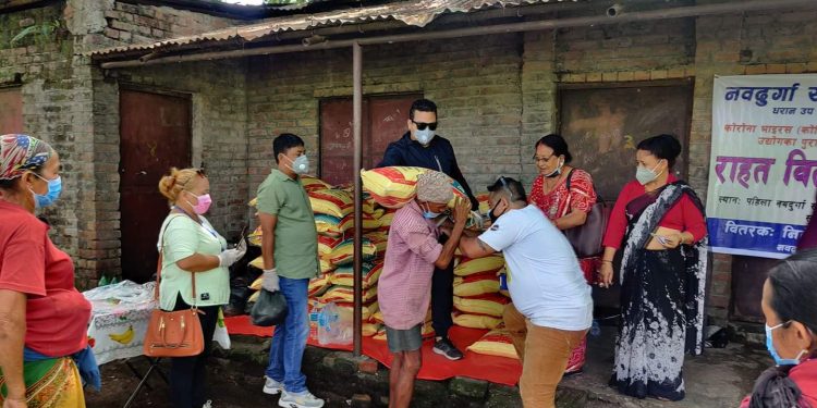 १ सय बिपन्नलाई ब्यवसायी कर्णले गरे खाद्यन्न सहयोग
