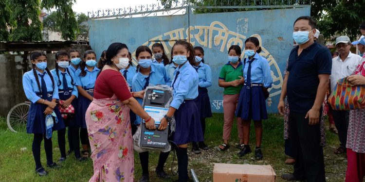 इटहरीका दुई क्याम्पस र तीन विद्यालयलाई सेनिटरी प्याड डिस्पोजल मेशिन सहयोग
