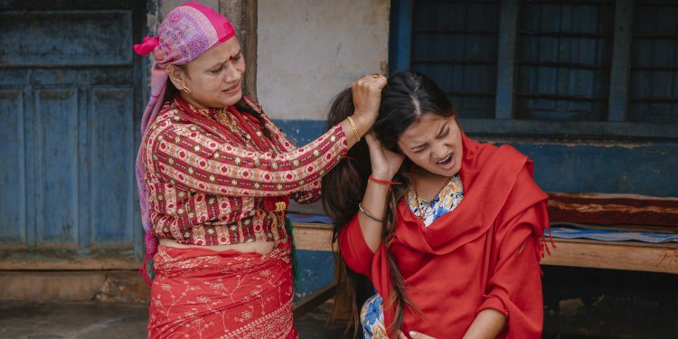 अन्तर जातीय बिबाह भएपछि गर्भवती बुहारीलाई सासुले कुटेर घरबाट निकालिन् (भिडियो)