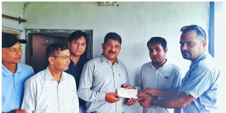 प्रेस युनियन सुनसरीद्वारा पत्रकार दाहाललाई बीमा रकम हस्तान्तरण