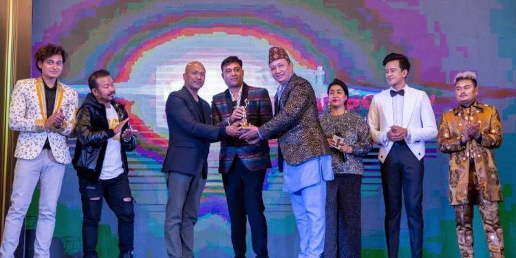 इभेन्ट निर्देशक धिरज तन्डुकरलाई ‘बेस्ट नेशनल डिरेक्टर’ अवार्ड