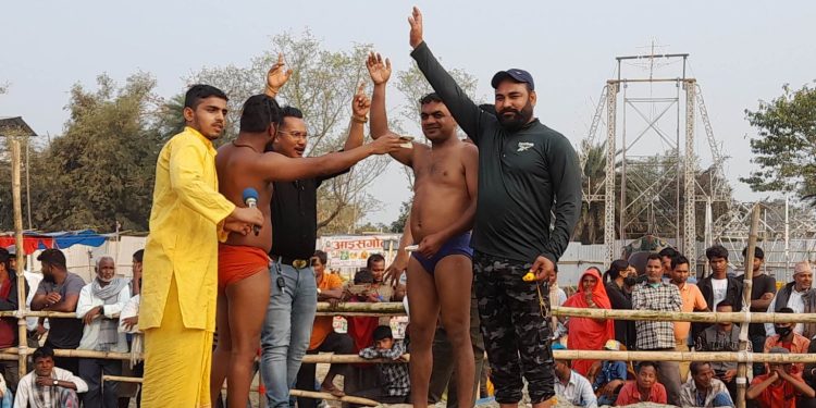 कलाकार रितेश जङ्गद्वारा पहलमानहरुलाई नगद प्रदान
