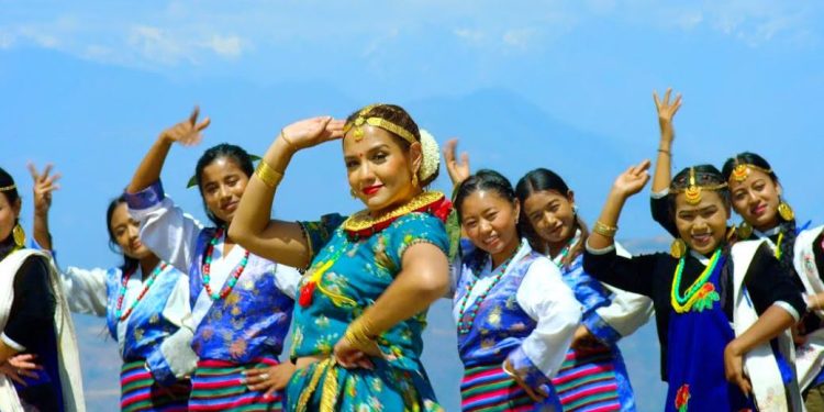 ‘मैनाचरी’ बोलको गीत सार्वजनिक भिड्योमा प्रियंकाको ठूम्का