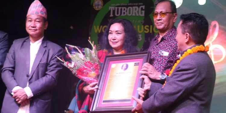 धरान संगीत प्रतिष्ठानद्वारा धरानमा वरिष्ठ गीतकार श्याम तमोट, गायिका लोचन भट्टराई र हर्षु राई सम्मानित (भिडियोसहित)