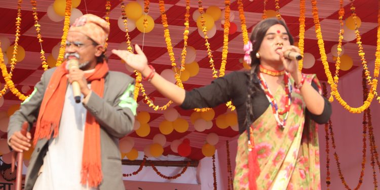 ‘खन्टे खलास’ र अछमी रेखा समुहले आफ्नो प्रस्तुति दिदै गर्दा दर्शक झुम्दै, प्रादेशिक महोत्सव २०८१